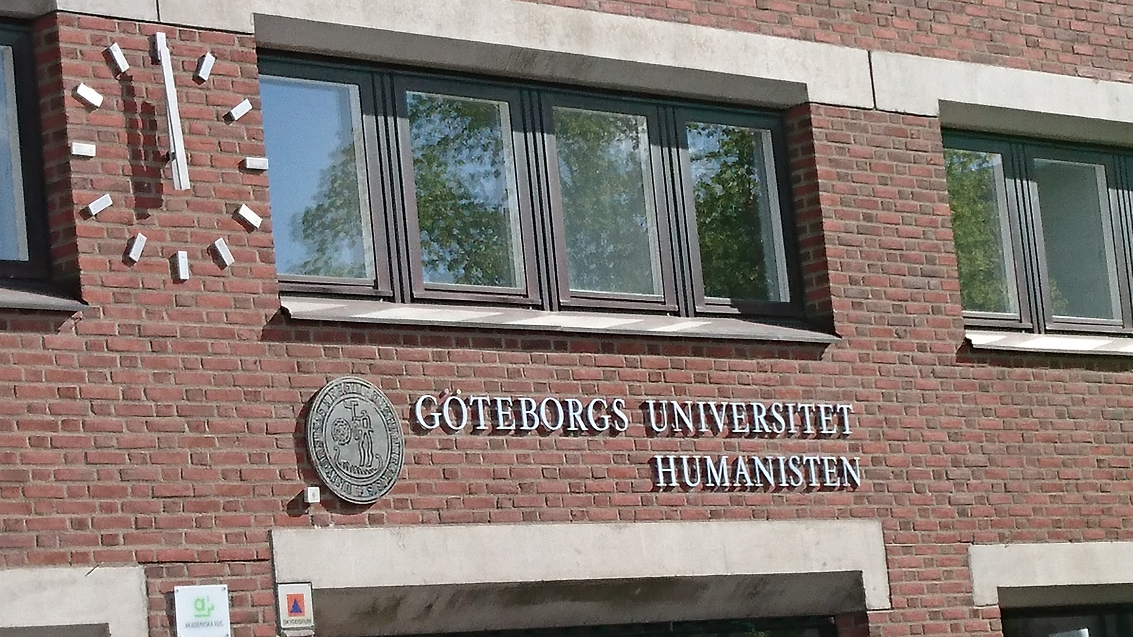 Fasad med en skylt där det står Göteborgs universitet