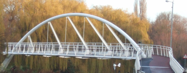 Gångbro över flod